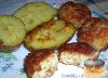 Фото к рецепту: Сочные куриные котлетки в панировке и печеная картошка с чесноком