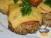 Фото к рецепту: Котлеты из индейки с помидорами и сыром